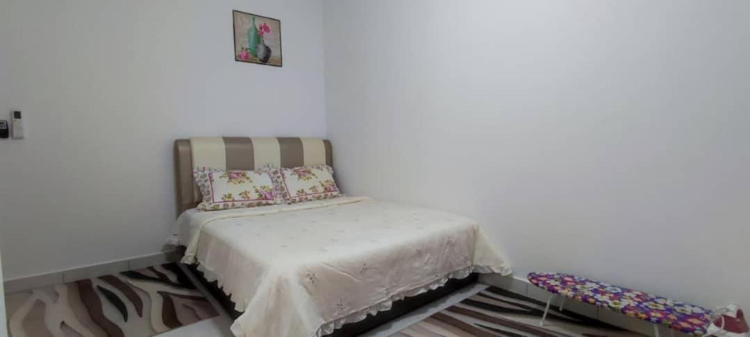 Rf Homestay Nilai Exterior photo
